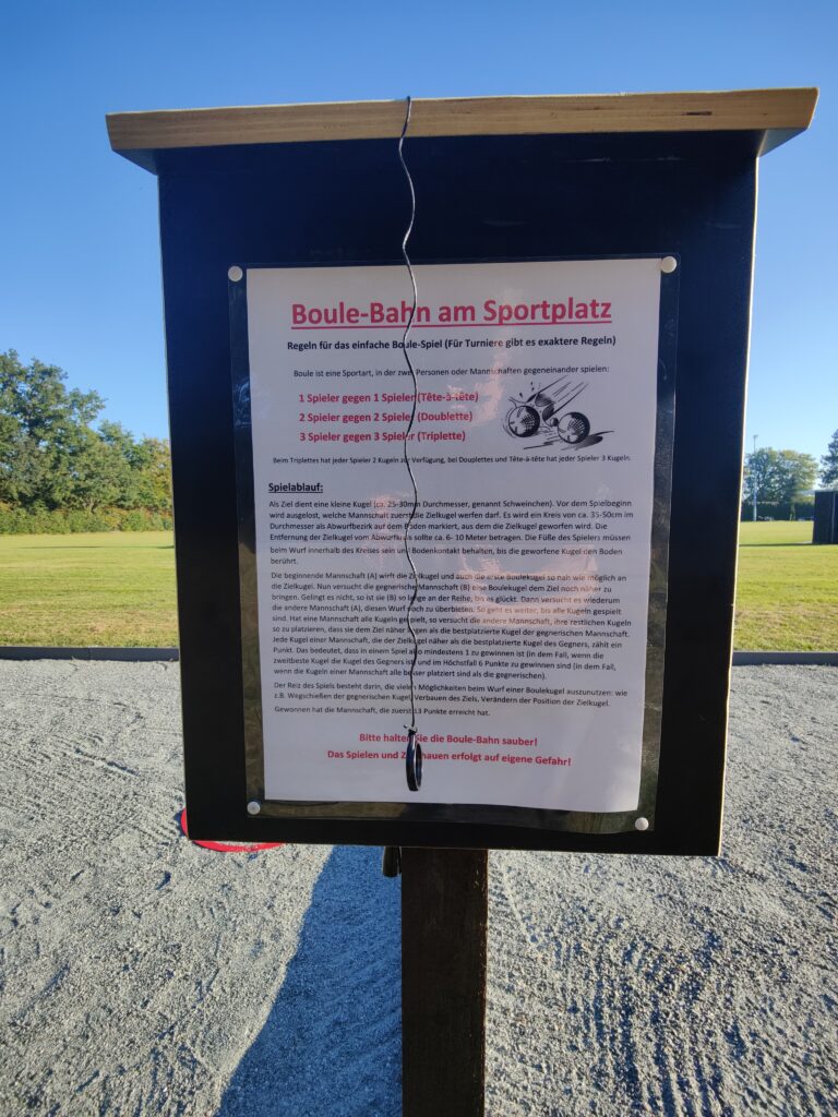 Einweihung der Boule-Bahnen - Schild mit Erklärung der Regeln