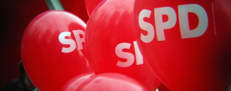 Ein Bild, das rote Ballons zeigt, die das SPD Logo tragen